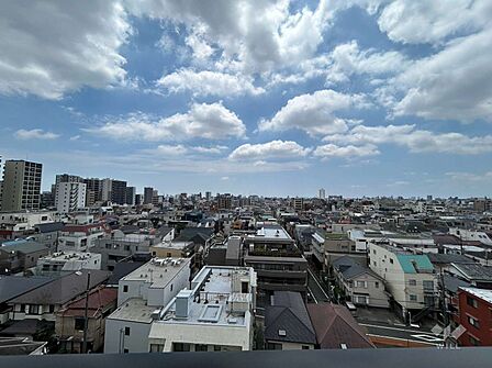 周辺は一戸建ての建ち並ぶ住宅街のため、抜け感のある眺望が確保されています。南向きのため日当たりの良いリビングで、洗濯物もよく乾きそうです。