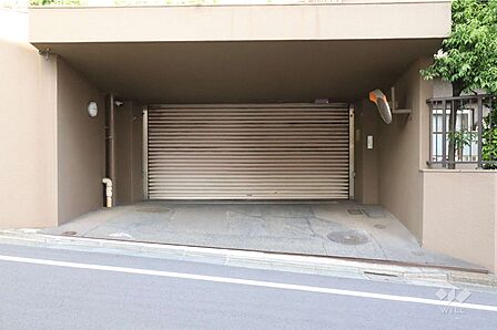 駐車場の出入り口(シャッター付き)