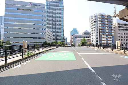 敷地北側の前面道路(北東側から)