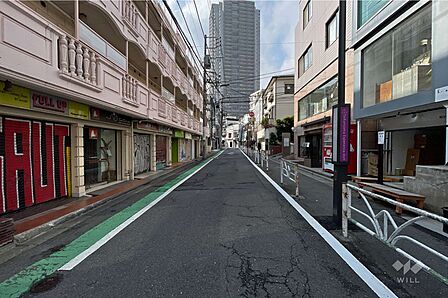 敷地北西側の前面道路(北東側から)