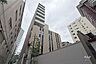 外観：ブランズ白金台五丁目の外観（北西側から）。プラチナ通りの洗練された景観に美しく溶け込んだ、温かみと重厚感を纏う佇まい。