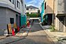 外観：物件の西側前面道路（南側から）