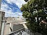 バルコニー：北東側の眺望です。敷地内の緑が見える眺望になっています。東側からの柔らかな日が入るバルコニーになっています。