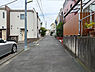 外観：物件の北側前面道路（西側から）