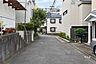 外観：物件の北側前面道路（東側から）