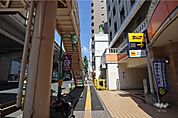 敷地北側は甲州街道、首都高速4号新宿線に面しています。