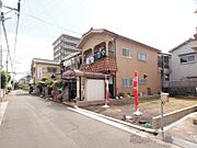 【前面道路含む現地写真】南海本線「泉大津」駅まで徒歩9分のほど良い利便性。駅前の喧騒から少し離れた落ち着いた住環境ながら、教育・生活施設は近隣に揃う利便性高い立地です。