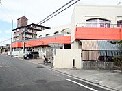 【東羽衣こども園】徒歩9分。幼保連携型認定こども園です。全園児を対象とした音楽に親しむ保育や、3〜5歳児を対象としたリトミック、跳び箱やマット運動などの体育指導など、特色のある保育が行われています。