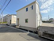 【前面道路を含む現地写真】南東側前面道路は幅員約4.0m。徒歩10分圏内にこども園や小学校、買い物施設、公園が揃う、子育て世帯に嬉しい、暮らしに便利な住環境です◎
