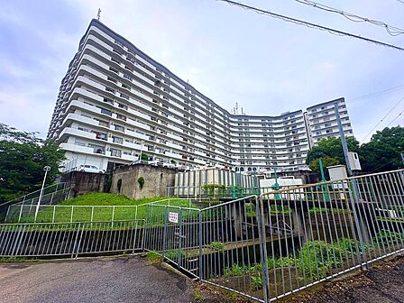 【鶴山台アーバンコンフォート】地上11階・地下1階建、総429戸の大規模マンションです。2025年3月に内装リフォームされた、10階部分の住まいの販売です。
