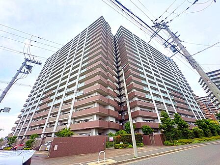 【外観写真】日々のお買い物はもちろん、休日はご家族揃ってショッピングを楽しめる「アリオ鳳」まで徒歩3分と好立地。利便性の高いロケーションも魅力です。