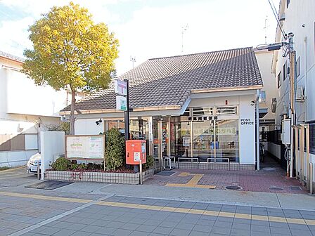 【堺鳳南郵便局】徒歩5分。郵便・貯金・保険窓口などが取り扱われています。土曜日に利用可能なATMが設置されています。ATM営業時間は、(平日)9:00〜17:30、(土曜日)9:00〜12:30