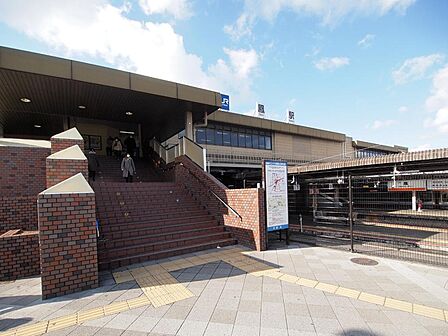 【JR阪和線「鳳」駅】徒歩11分。「天王寺」駅まで直通アクセスが可能。東出口にはバスロータリーとタクシー乗り場があります。コンビニや飲食店も揃い、仕事帰りにも立ち寄りやすい環境です。