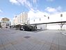周辺：【南海本線「高石」駅】徒歩4分。駅周辺には商業施設が充実しており、お仕事帰りのお買い物にも便利です。「高石」駅より「堺」駅で空港急行に乗り換えすることで、「なんば」駅までスムーズにアクセスできます。