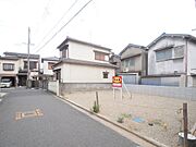 【前面道路を含む現地】前面道路は約4.7ｍ、間口は10ｍ以上で開放感があります。道路との段差がなく、お車の出し入れもスムーズです。