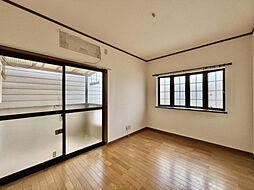 【明るさと通風を確保した、バルコニーに繋がる6帖洋室】