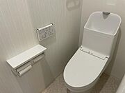 2階にもトイレがあります。手洗い一体型で洗浄機能が付いています。
