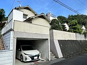 屋根付き車庫（普通車1台分）で、お車を大切にされる方にお勧めです。