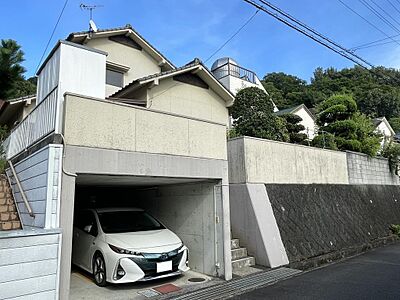 外観:屋根付き車庫(普通車1台分)で、お車を大切にされる方にお勧めです。 外観:屋根付き車庫(普通車1台分)で、お車を大切にされる方にお勧めです。