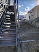 2F階段・店舗裏
