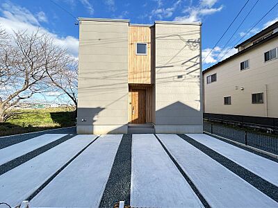 外観：桜並木が美しい川沿い◎春には満開の桜をお楽しみください♪