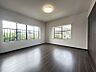 室内：お部屋がバルコニーに面し、明るい陽が差し込んできます！風も入ってくるので、快適にお過ごしいただけます♪