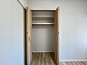 洋室約5.8帖のクローゼット！荷物が多くても安心の広さです♪