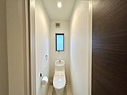 トイレは1階、2階にございます。階段を降りなくてもいいので便利ですね♪