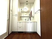 朝の準備がはかどる三面鏡の洗面台！収納もあるため、物が増えやすい洗面台もスッキリ保てますね♪