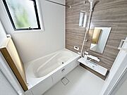 ゆったり足が伸ばせ、毎日の疲れを癒やすバスタイムを実現します。浴室乾燥機が完備も嬉しい機能です♪