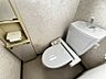 トイレ：トイレには快適な温水洗浄便座付き！