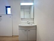 清潔感溢れるスタイリッシュなデザインの洗面化粧台♪小物収納も豊富です！