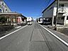 外観：前面道路広めで毎日の駐車も安心です。