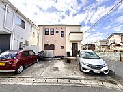 駐車スペース並列3台可能。前面道路幅員4ｍで駐車もスムーズです。 2022年に外壁塗装済。 街並みに溶け込む、落ち着いた色合いの外観です。