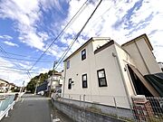 角地につき、西側からの日当たりも良好です。