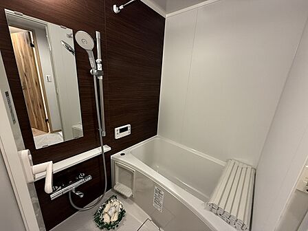 コンパクトながら機能的な浴室です。 シャワーと浴槽がしっかり確保され、収納も充実。 清潔感のある明るい空間で、毎日快適に使えます。
