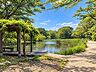 周辺：徒歩4分 豊かな緑と水辺の風景が美しい「せせらぎ公園」。四季折々の自然を感じながら、散策や憩いのひとときを愉しめる心地よいスポットです。