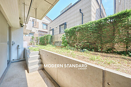 ■　庭　■　専用庭付き住戸のため、戸建て感覚の開放感とプライベート性を享受できます。