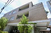 ■　外観　■　鉄筋コンクリート造地下1階地上3階建の低層レジデンス