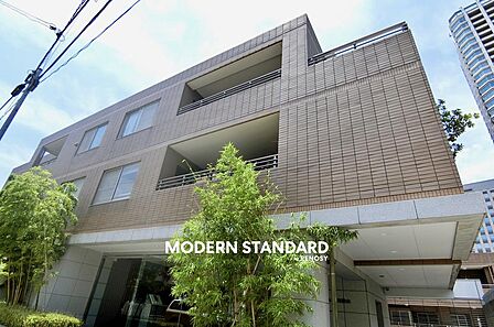 ■ 外観 ■ 鉄筋コンクリート造地下1階地上3階建の低層レジデンス
