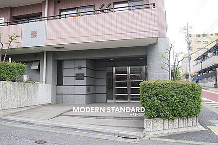 ■ エントランス ■ 落ちついた雰囲気のあるエントランスです。
