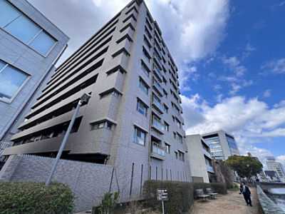外観:防犯面や生活利便性に配慮されたマンションの共用スペース。敷地内の駐車場や駐輪場への動線がシンプルに整っており、マイカーや自転車を使った日々の外出もスムーズに行える快適な共用環境となっています。 外観:防犯面や生活利便性に配慮されたマンションの共用スペース。敷地内の駐車場や駐輪場への動線がシンプルに整っており、マイカーや自転車を使った日々の外出もスムーズに行える快適な共用環境となっています。