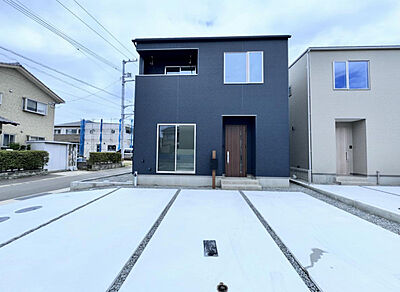 外観:モダンな外観が街並みに映える新築戸建。ゆったり駐車スペースは来客時も安心で、前面道路もスムーズ。買い物施設へも行きやすく、静かな住環境で新生活を快適に始められます。 外観:モダンな外観が街並みに映える新築戸建。ゆったり駐車スペースは来客時も安心で、前面道路もスムーズ。買い物施設へも行きやすく、静かな住環境で新生活を快適に始められます。