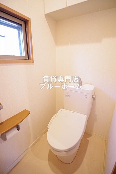 画像8:小窓付きで明るいトイレ！