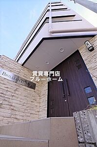 外観：鉄骨造の立派な建物！