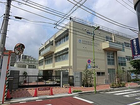 世田谷区立中里小学校:徒歩9分(646m)