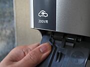 【電気自動車用 200Vコンセント】東京都で特に普及が進む電気自動車用に、後から増設すると高額になる200Vコンセントを先行して標準装備。高圧洗浄機や電動工具、防犯カメラなども充電可能です。