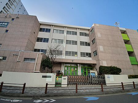 港区立東町小学校：徒歩8分（620ｍ）