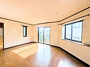 明るいリビング　窓の多さが魅力です