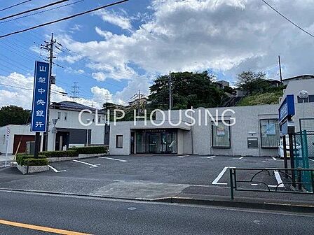 山梨中央銀行日野支店 徒歩5分。 390m